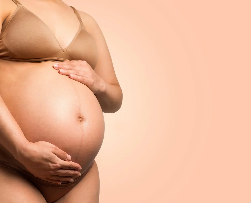 Le ventre d'une femme enceinte pas loin de l'accouchement